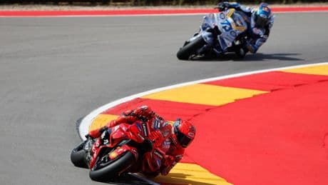 Marc Márquez no da tregua y se impone a su hermano Álex en MotorLand Aragón