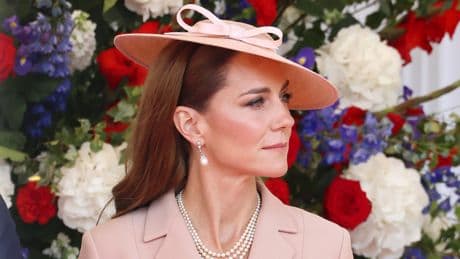 Kate Middleton accoglie Macron da perfetta regina: il baciamano, il look Dior e gli orecchini di Diana