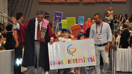 Anadolu Üniversitesi'nde 7'den 77'ye mezunlar için tören düzenlendi