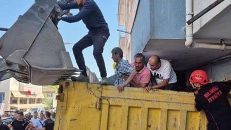 Freni boşalan hafriyat kamyonu iş yerine girdi! Kaza anı kamerada