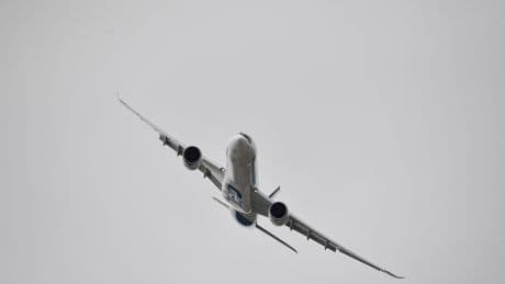 «Les chariots ont été propulsés au plafond» : 25 passagers hospitalisés après de «sévères» turbulences à bord d’un avion de ligne