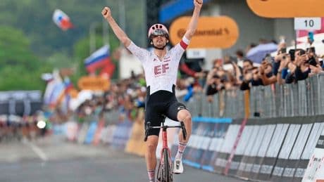 Vluchter Kasper Asgreen zegeviert in veertiende etappe Giro d’Italia; Primoz Roglic en Juan Ayuso verliezen tijd door massale valpartij
