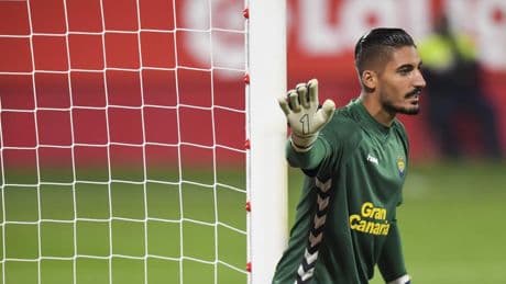 Álvaro Valles firma su contrato en el Villamarín