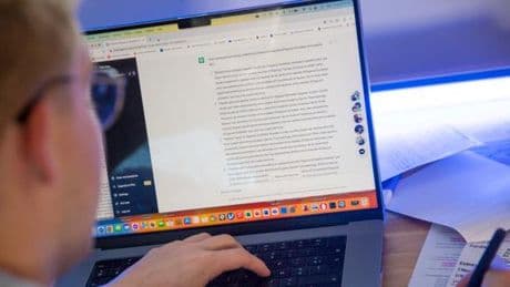 « Il nous interdit d’utiliser ChatGPT, puis il s’en sert lui-même… » : lorsque les étudiants n’acceptent pas que leur prof prépare ses cours avec des IA