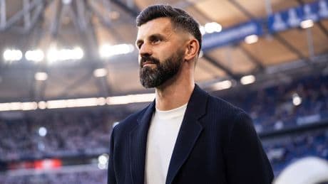 Aura-Farmer - Schalke-Trainer mit Boss-Jubel