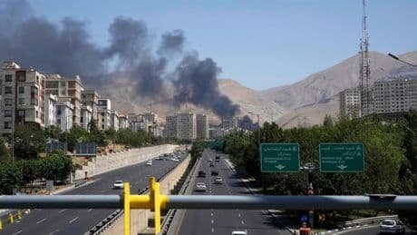 Liveticker Iran & Israel: Gebäude des iranischen Staatsfernsehens getroffen