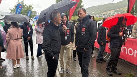 Staatshoofden Macron en Støre van Frankrijk en Noorwegen zien meest noordelijke Tour de France-start zitten: ’Mag het eigenlijk niet zeggen’