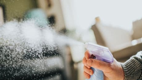 Adieu, staubige Oberflächen: So einfach gelingt das Anti-Staub-Spray für zu Hause