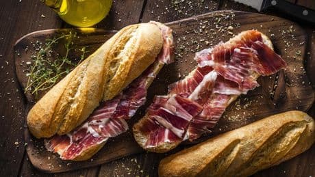 Utiel crea el bocadillo de jamón más largo del mundo para ayudar a los afectados por la DANA