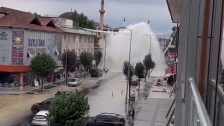 Düzce’de su borusu patladı: 5 metre su fışkırdı