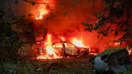 Al menos 6 muertos y más de 50 heridos en un ataque ruso masivo en Kiev contra edificios residenciales