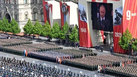 À Moscou, Vladimir Poutine met en scène la fin de son isolement lors de la grande parade de la victoire