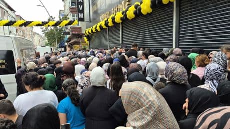 Mağaza açılışında 'indirim' izdihamı