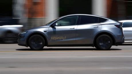 Tesla'nın Robotaksi insanlı hizmet sunacak