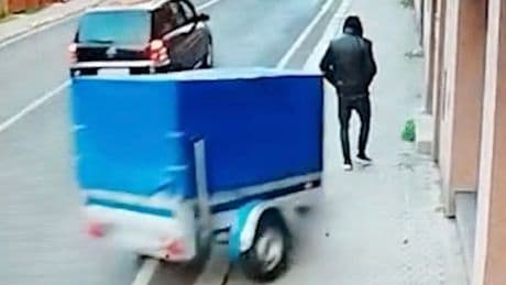 Video zeigt kuriosen Unfall - Auto-Anhänger trifft Fußgänger auf leerer Straße