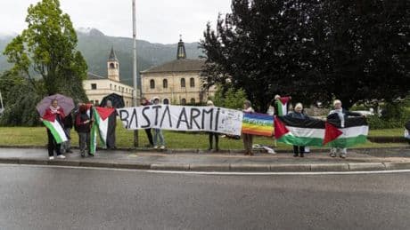 “Basta armi” e bandiera della Palestina al Giro d’Italia: identificati. “Qualcuno ha chiesto ai volontari del servizio gara di toglierli: loro si sono rifiutati”