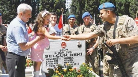Şehitliklerde hüzün ve gurur vardı