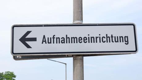Migrationspolitik: Die Wende? Mehr Ausreisen und Abschiebungen als Asylanträge