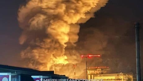 Varias explosiones sacuden un aeropuerto de la región rusa de Bryansk y en Kiev los ataques de drones provocan incendios