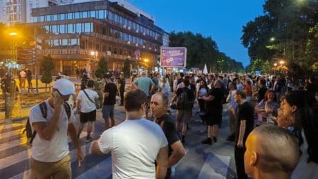 Sırbistan’da hükümet karşıtı protestolar büyüyor: İktidar partisinin ofisi yıkıldı