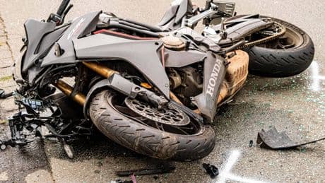 Unfall bei Karlsruhe: Motorrad-Schülerin kracht gegen Auto – tot