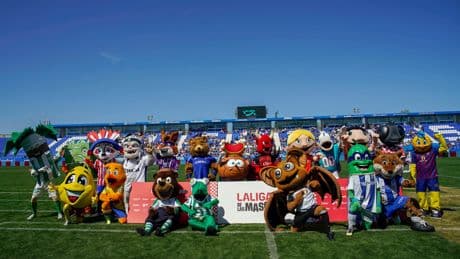 El único torneo en el que un delfín regatea caimanes, zorros y osos