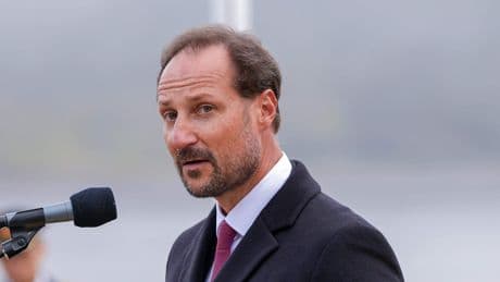 Noorse kroonprins Haakon noemt aanklachten tegen stiefzoon ’uitdagend en moeilijk’