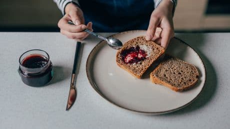 Frühstück: Mit diesem Messer sollten Sie Marmelade nicht aus dem Glas holen