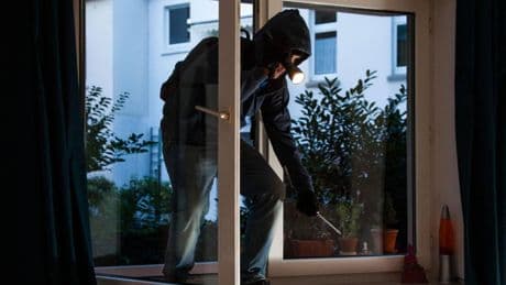 Furti in casa, cosa fare prima di partire per evitarli secondo la questura