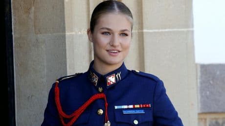 Leonor ingresa en la Academia del Aire para cursar su último año de formación militar con nuevo uniforme y actitud firme