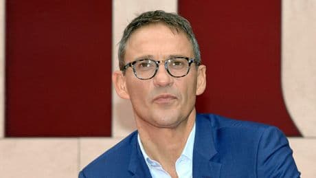 « Il n’est même pas enterré » : Julien Courbet choqué par TF1 après la mort d’Ardisson