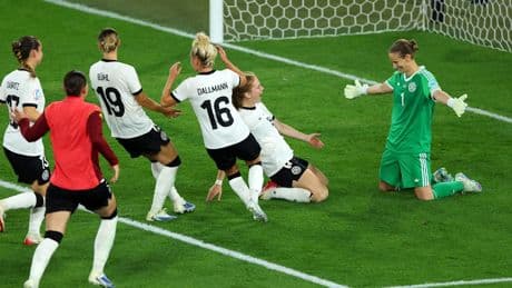 DFB-Frauen im EM-Halbfinale - Elfer-Triumph nach Zopf-Rot!