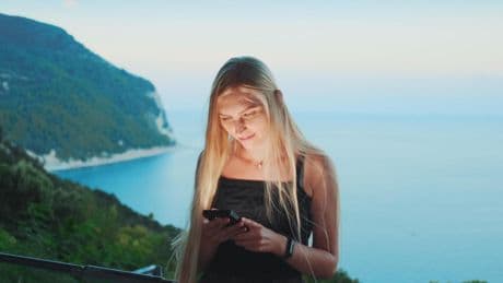 De buscar la foto ideal al 'zero posting', las jóvenes se rebelan contra el postureo en las redes: "No me engancha como antes"