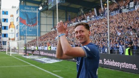 Transfer: Unter Sprechchören: Wörl aus Hannover zurück nach Bielefeld