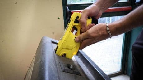 Morti dopo l’uso del Taser, il ministro Piantedosi: “Strumento imprescindibile, infondate le polemiche contro le forze di polizia”