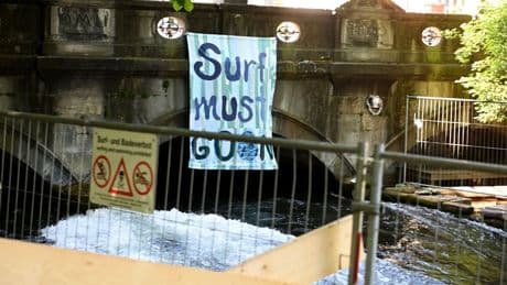 Surfer wollen zurück: Eine Öffnung der Eisbachwelle jetzt käme zu früh