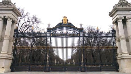 Los fuertes vientos y las altas temperaturas obligan a cerrar El Retiro y otros ocho parques históricos de Madrid