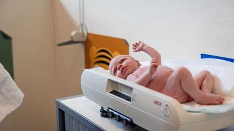 Hoe zorg je dat elke baby vitamine K krijgt? Een prik is effectief maar niet geliefd