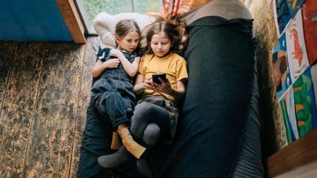 Leben in digitalen Zeiten: Chatten, swipen, Selfies – was kann die Generation Alpha überhaupt?