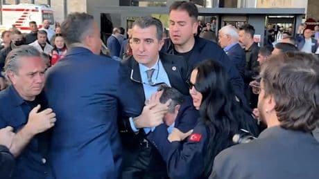 Özgür Özel'e yumruklu saldırı davası ertelendi