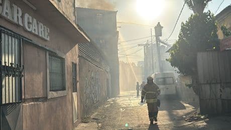 İzmir'de metruk binada çıkan ve çevreye sıçrayan yangın kontrol altına alındı