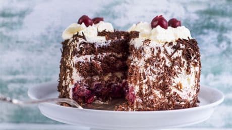 Torte war gestern: So gelingt Schwarzwälder Kirschtorte ganz einfach vom Blech
