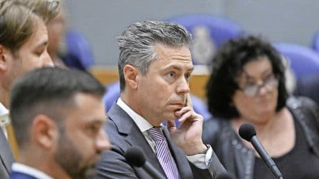 SGP dreigt rem op strengere asielwet te zetten: eerst duidelijkheid over strafbaarstelling hulp aan illegalen