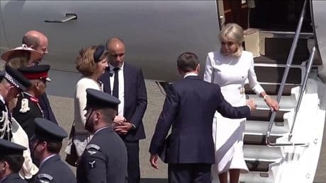 Britse media smullen van nieuw ’incident’ tussen Macron en echtgenote in vliegtuig: ’Franse president straal genegeerd door zijn Brigitte’