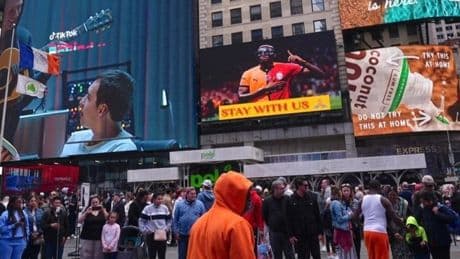 Victor Osimhen'e Times Meydanı'nda "Bizimle kal" mesajı