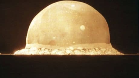 Estudian la primera explosión nuclear de la historia y descubren que generó una forma extraña de materia