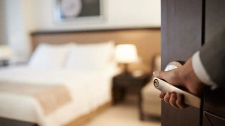Por qué siempre deberías evitar las habitaciones de hotel que acaban en '01', según un experto en viajes