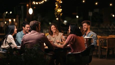 «C’est comme les pochettes-surprises» : ces Français séduits par le concept de dîner avec des inconnus