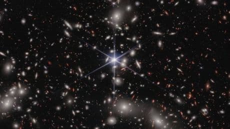 El James Webb apunta al espacio profundo y descubre 'qué encendió las luces' en el amanecer de los tiempos