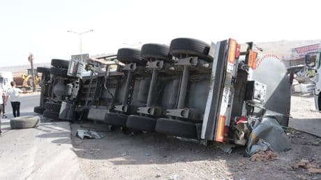Cizre'de ham madde yüklü tır devrildi: 1 yaralı